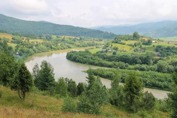 Rio Schodnica em Cárpatos, Ucrânia — Fotografia de Stock