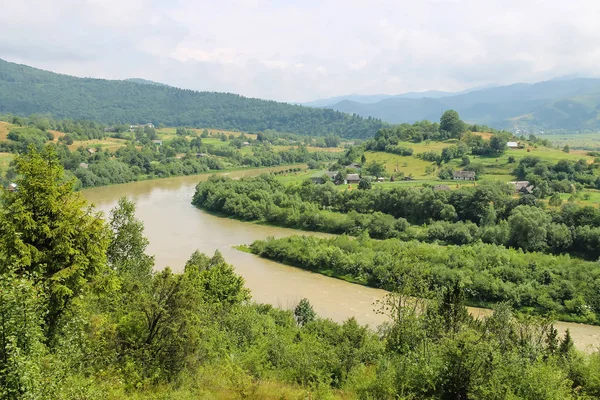 Nehir Schodnica Karpatlar, Ukrayna — Stok fotoğraf