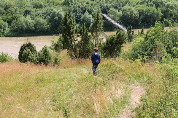 Niño camina pintorescas colinas de los Cárpatos. Schodnica, Ucrania —  Fotos de Stock
