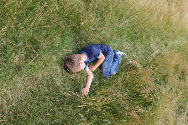 Handsome boy sleeping on meadow grass — Stock Photo, Image