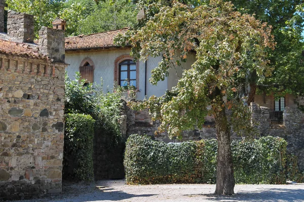 Nádvoří starobylého hradu Grazzano Visconti, Itálie — Stock fotografie