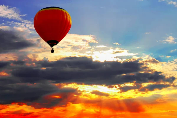 Heldere ballon in kleurrijke avondrood — Stockfoto