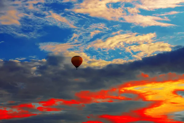 Heldere ballon in kleurrijke avondrood — Stockfoto