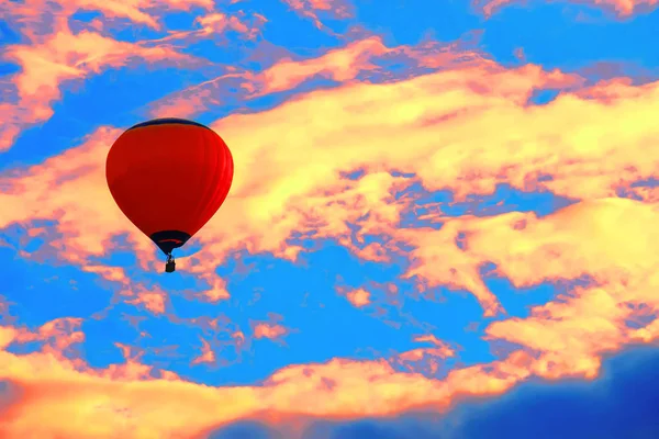 Heller Ballon im Sonnenuntergang bunter Himmel — Stockfoto