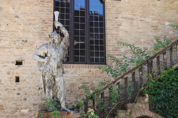 Antigua estatua cerca de escaleras contra pared de piedra en Grazzano Visconti c — Foto de Stock