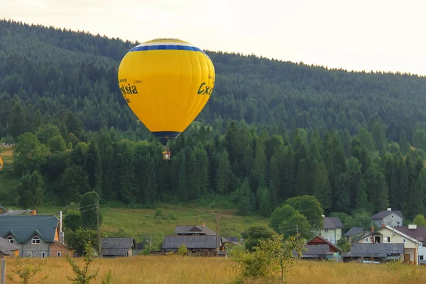 Κίτρινο μπαλόνι στους λόφους Καρπάθια, Schodnica, Ουκρανία — Φωτογραφία Αρχείου