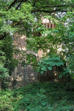 Villa Sorra harap Ortaçağ Kalesi. 