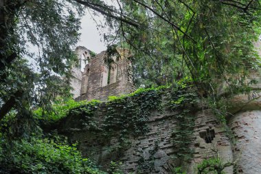 Villa Sorra harap Ortaçağ Kalesi.