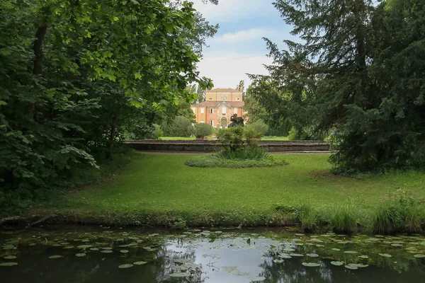 Schöner park der villa sorra. — Stockfoto