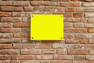 Eski tuğla duvar boş bilgi işareti. Sarı renk