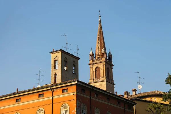 Torre da Igreja no centro histórico da cidade de Vignola, Itália — Fotografia de Stock