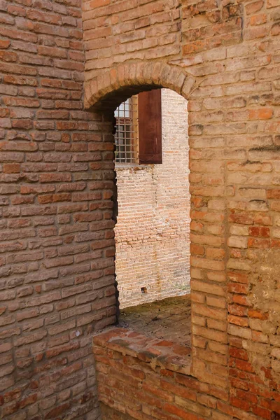 Kemer içinde eski kale Vignola, İtalya