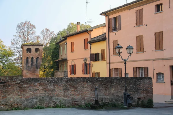 Oude gebouwen in het centrum van de historische stad van Vignola, Italië — Stockfoto