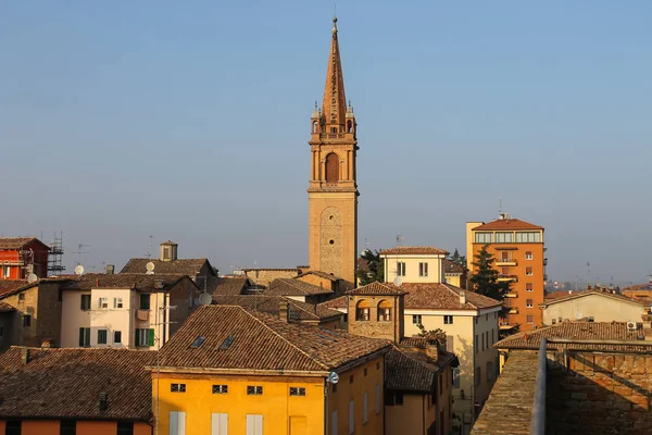 Torre da Igreja no centro histórico da cidade de Vignola, Itália — Fotografia de Stock