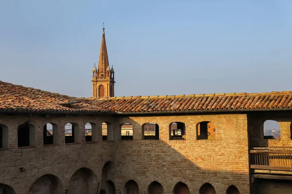 Indrukwekkende oude vesting in Vignola, Italië — Stockfoto