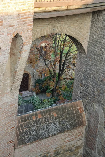 Gården i gamla fästningen i Vignola, Italien — Stockfoto