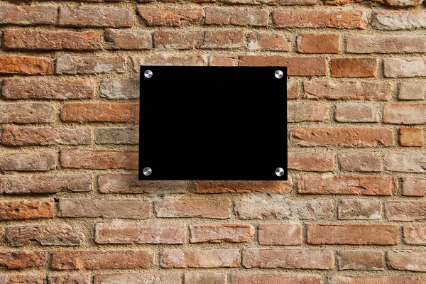 Eski tuğla duvar boş bilgi işareti. Siyah renk