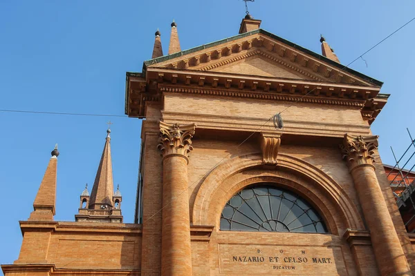 Övre del av gamla kyrkan av den heliga Nazarius och Celsus i Vign — Stockfoto