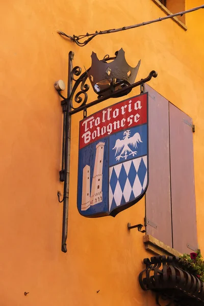 Sinal de restaurante italiano em estilo vintage com emblema antigo e — Fotografia de Stock