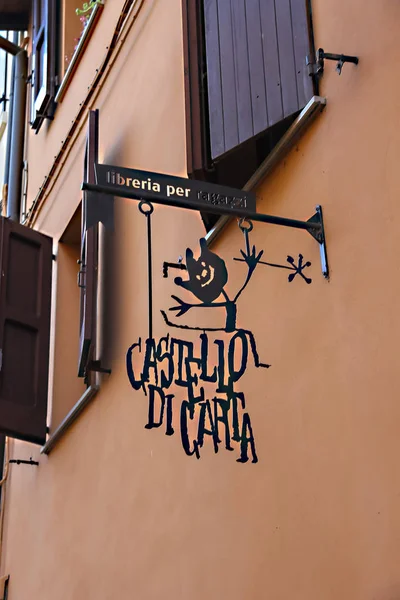 Eredeti jelzőtábla a Castello di carta könyvesboltban a Vignola, ita — Stock Fotó