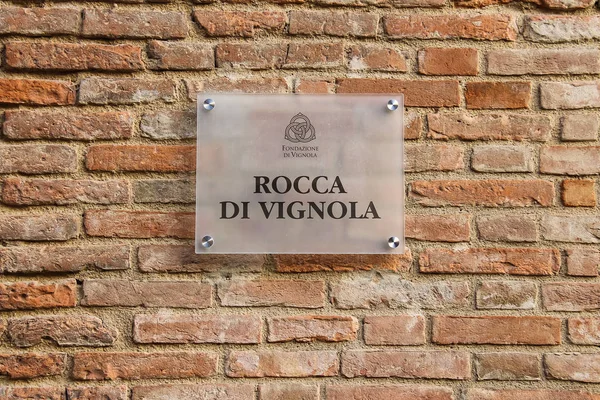 Panneau d'information sur le mur de l'ancien château de Vignola, Italie — Photo