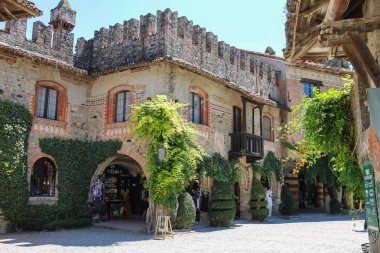 Turistler Grazzano Visconti antik kale avlusunda