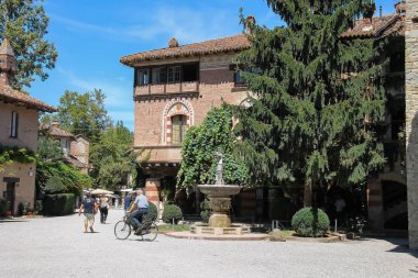 Turistler Grazzano Visconti antik kale avlusunda