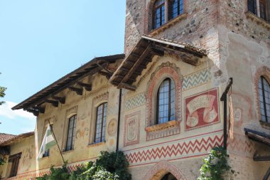 Eski binada Grazzano Visconti antik kale avlusu