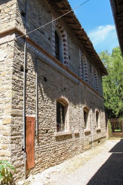 Eski binada Grazzano Visconti antik kale avlusu