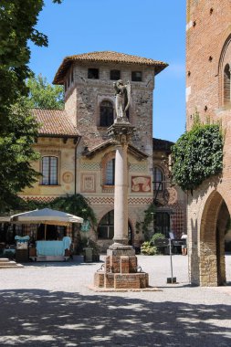 Eski Grazzano Visconti kale avlusunda melek heykeli