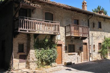 Ortaçağ Grazzano Visconti ahşap Balkonlu eski bina, 