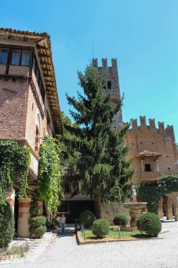 Turist kalede Ortaçağ Grazzano Visconti, İtalya