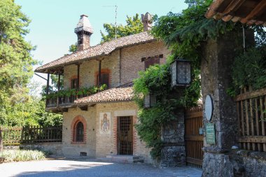 Ortaçağ Grazzano Visconti ahşap Balkonlu eski bina, 