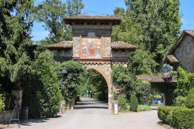 Dini resimler Grazzano Visconti ile Ortaçağ taş kemer