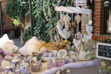 Turistik Hediyelik Dükkanı dekoratif hatıra. Grazzano Visconti, bu