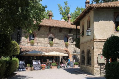 Ortaçağ Kalesi küçük turistik restoran yakın kişi. Grazzan
