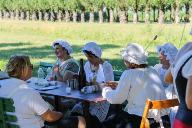 İnsanlar Napoleonica olay. Magnific kostümlü gösterimi
