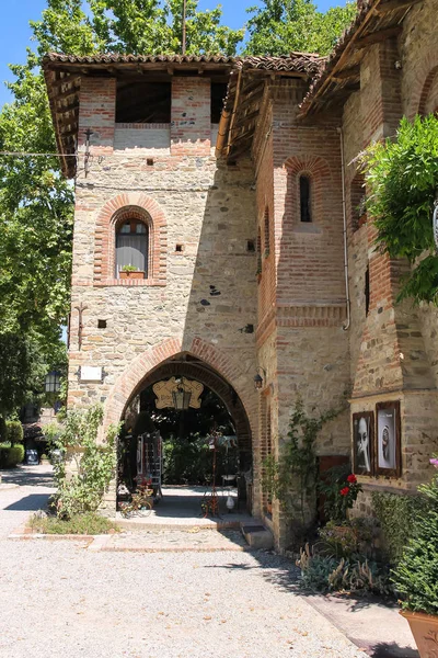 Torre in pietra di antico castello medievale. Grazzano Visconti, Italia — Foto Stock