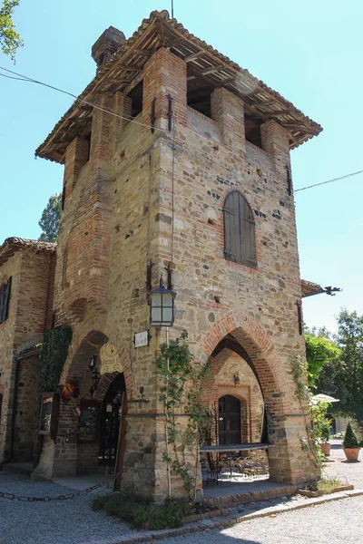 Taş kule eski ortaçağ kalesi. Grazzano Visconti, İtalya