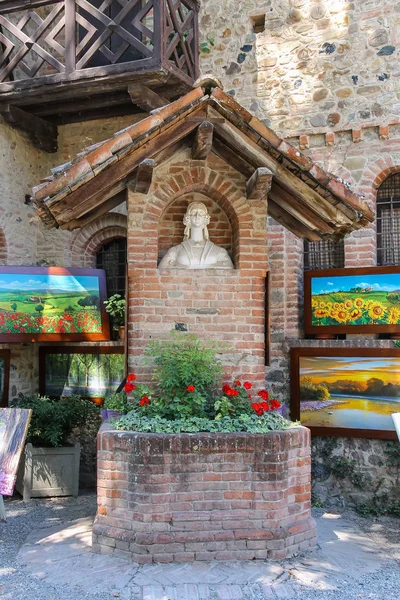 Umělecká Busta na nádvoří hradu Grazzano Visconti, Itálie — Stock fotografie