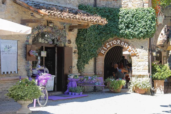 Ortaçağ Kalesi küçük Restoran dinlenme insanlar. Grazzano — Stok fotoğraf