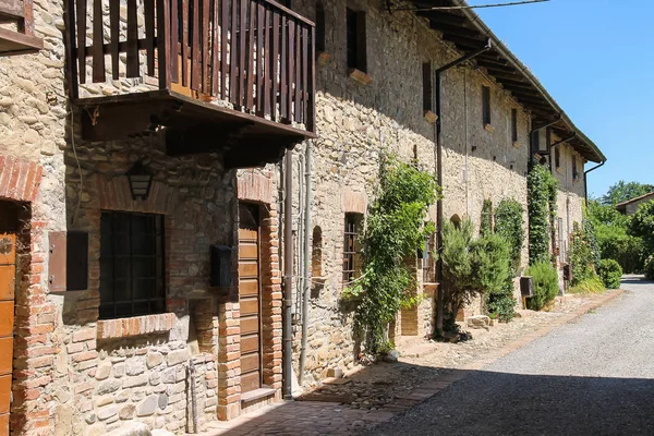 Antiguo edificio con balcón de madera en Grazzano Visconti medieval , — Foto de Stock