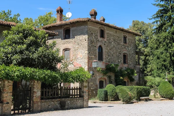 Antiguo edificio en Grazzano Visconti medieval, Italia — Foto de Stock