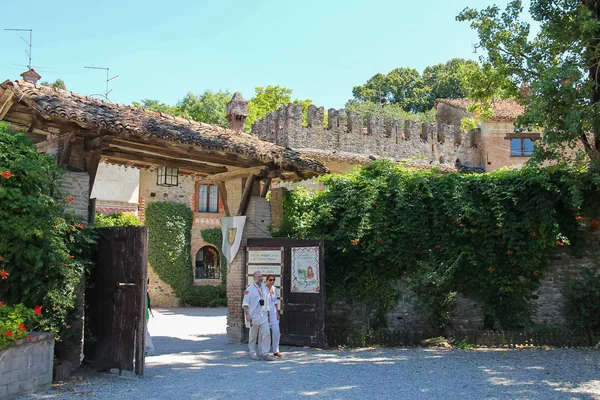 Turistas en el patio del antiguo castillo de Grazzano Visconti — Foto de Stock