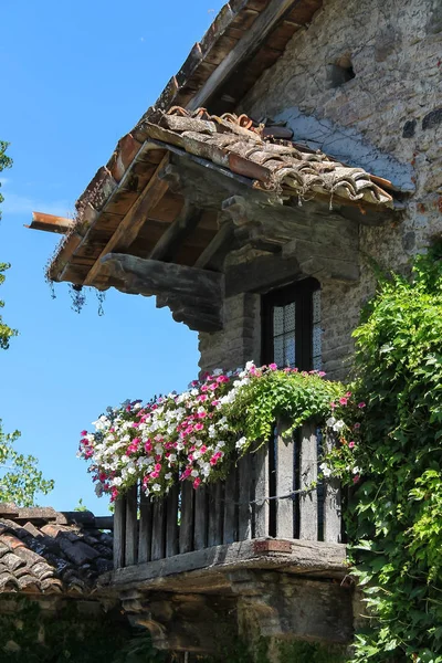 Antiguo edificio con balcón de madera en Grazzano Visconti medieval , — Foto de Stock
