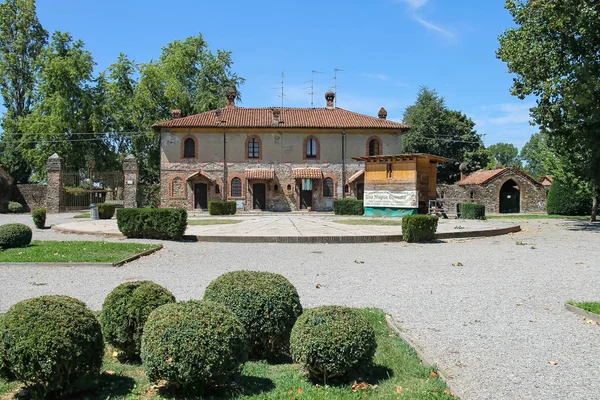 Antiguo edificio en el patio del antiguo castillo en Grazzano Visconti —  Fotos de Stock