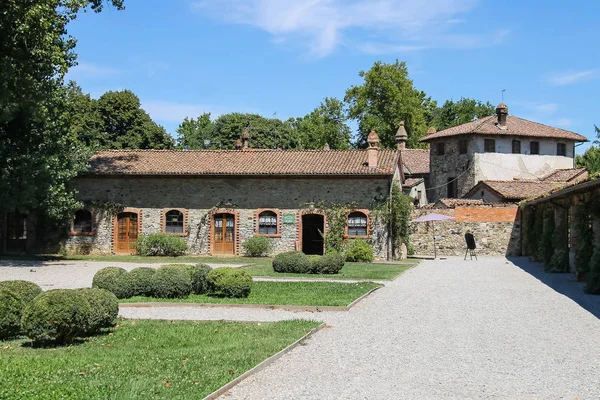 Antichi edifici nel cortile dell'antico castello — Foto Stock