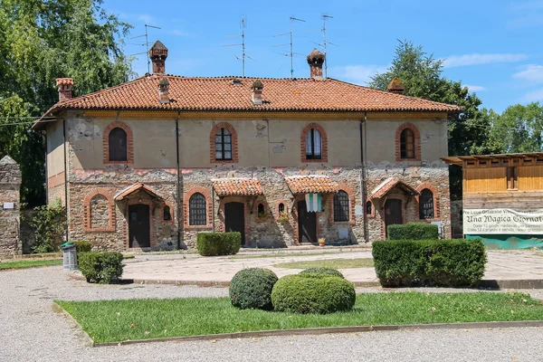 Antico edificio nel cortile dell'antico castello di Grazzano Visconti — Foto Stock