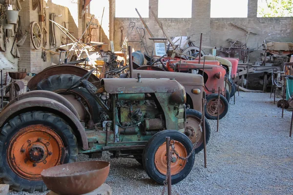 Exposição de máquinas e equipamentos agrícolas antigos — Fotografia de Stock