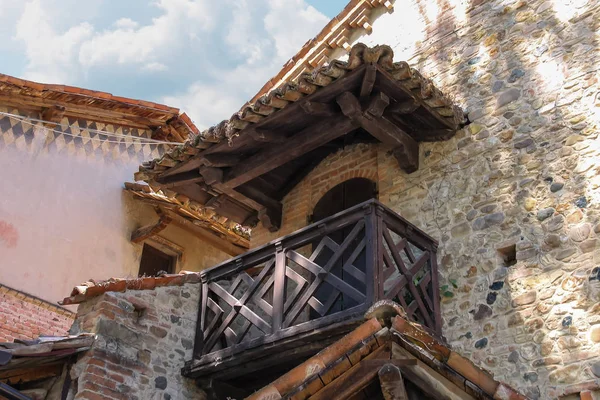 Partie de vieux bâtiment avec balcon en bois dans le château médiéval . — Photo